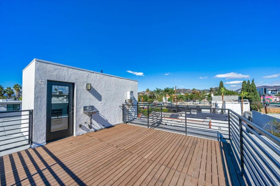 7 BR double house with parking and a backyard in LA Villa in West Hollywood