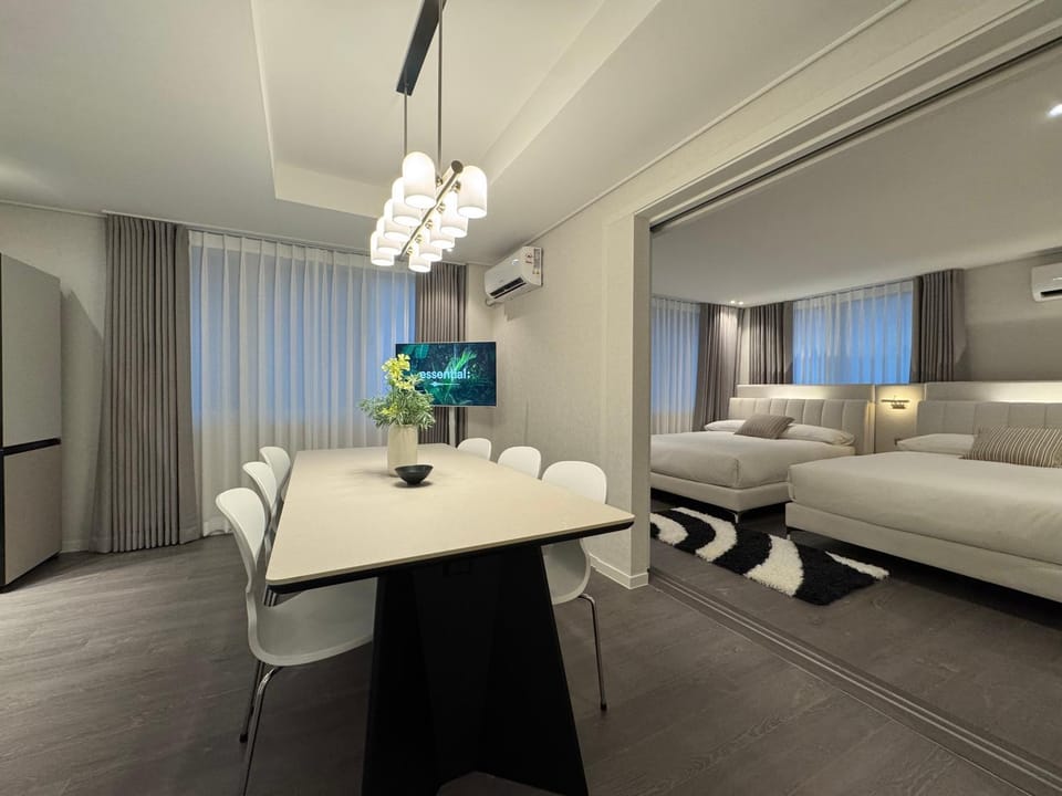 Bed, TV and multimedia, Living room, Photo of the whole room, Seating area, Dining area, Bedroom, air conditioner