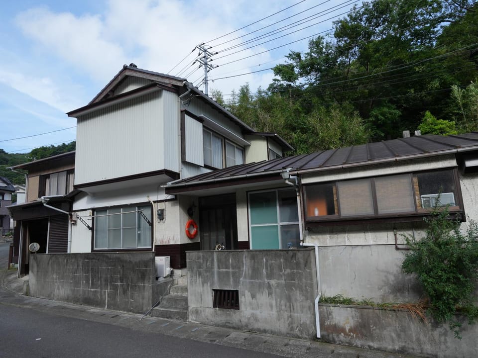 Property building, Facade/entrance, Day