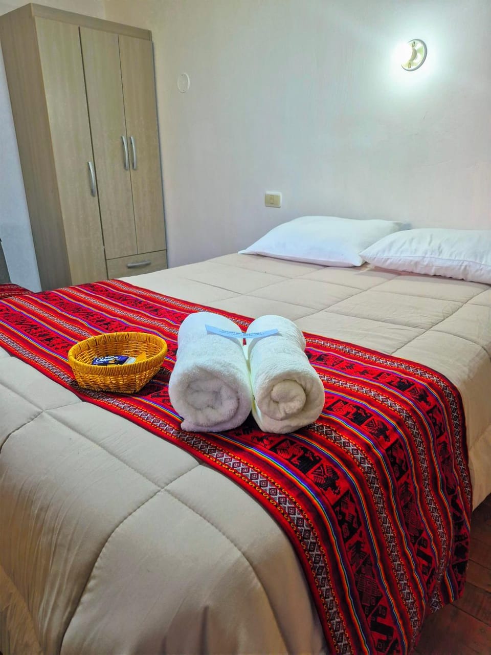 Bed, Decorative detail, towels