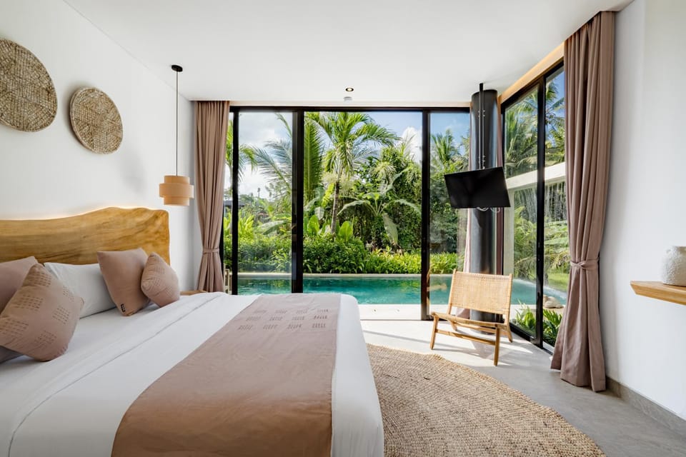 Bed, TV and multimedia, Bedroom, Pool view, air conditioner