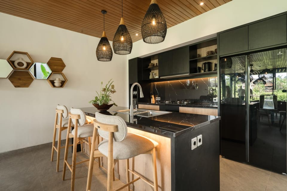 Kitchen or kitchenette, Dining area, stove