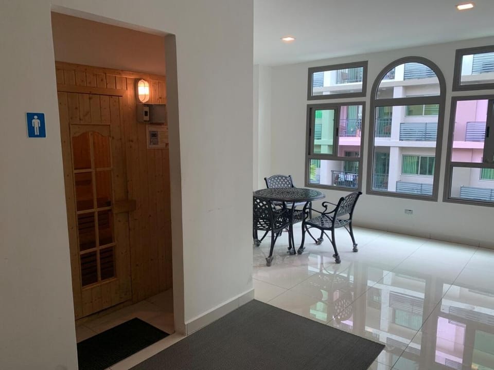 E01 Arcadia Beach Boutique 2-Bedroom Apartment, Big TV, Netflix, Washer & Dryer Apartment in Pattaya City
