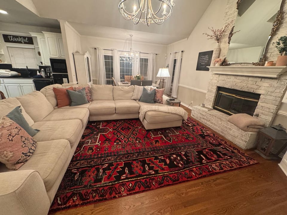 Spacious Family Home, pool, pool table, pets, 4bed House in Tulsa