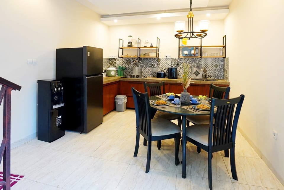 Kitchen or kitchenette, Dining area, Breakfast, stove, toaster