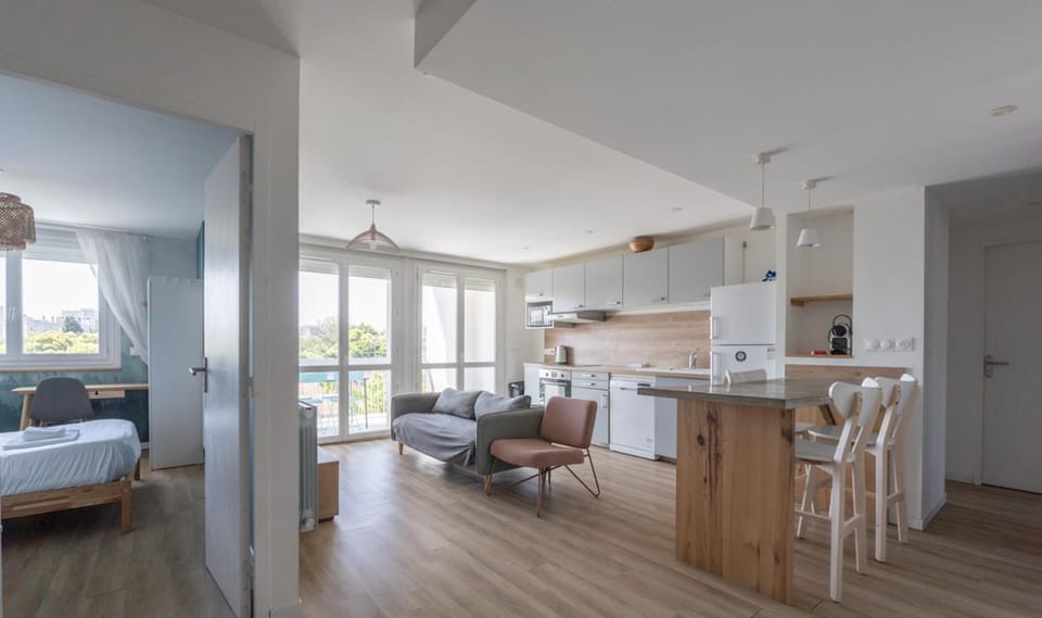 Kitchen or kitchenette, Seating area