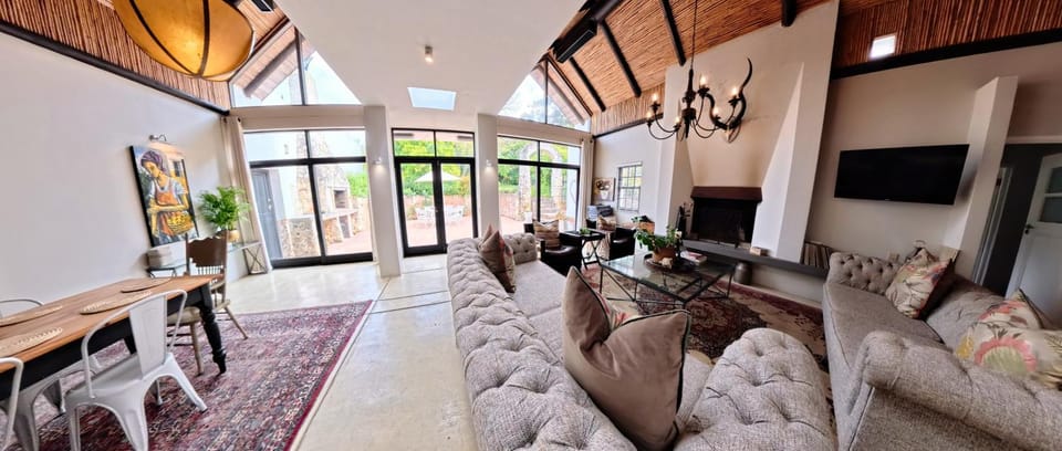 TV and multimedia, Living room, Lounge or bar, Seating area, Dining area, Evening entertainment