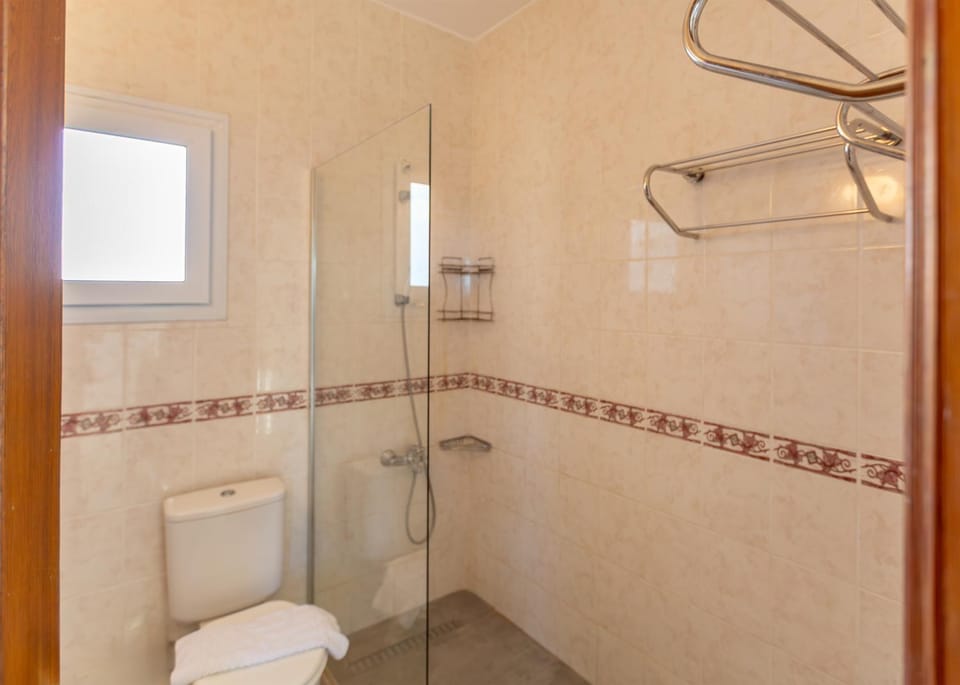 Shower, Toilet, Bathroom, bidet, towels