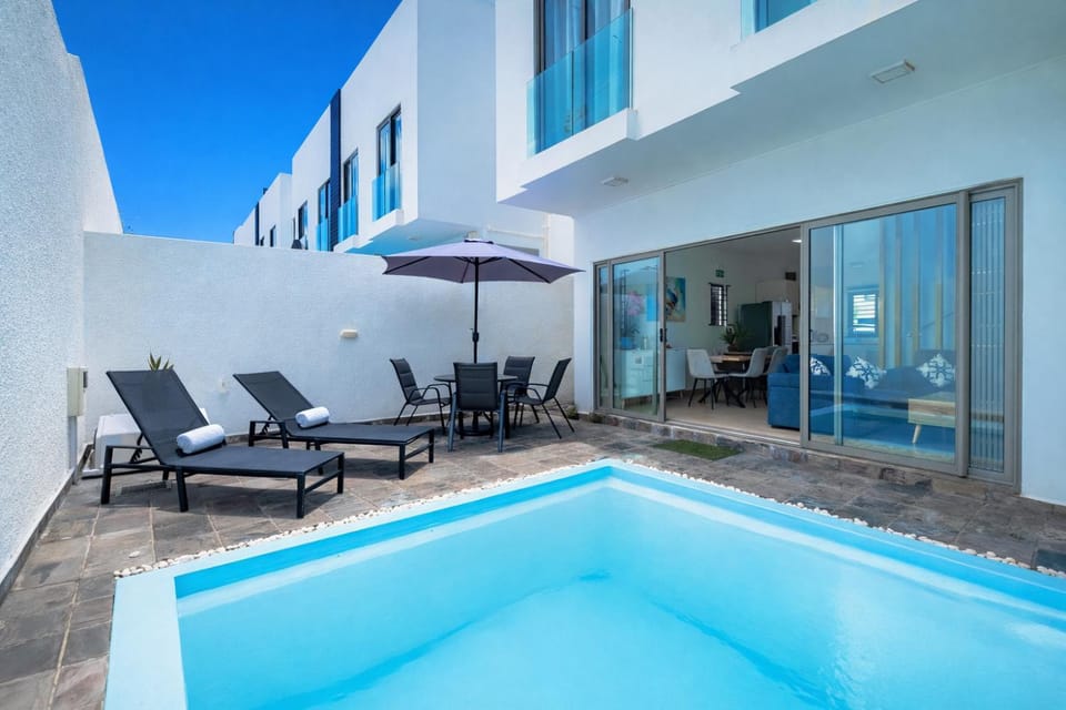 Property building, Patio, Balcony/Terrace, Swimming pool, sunbed