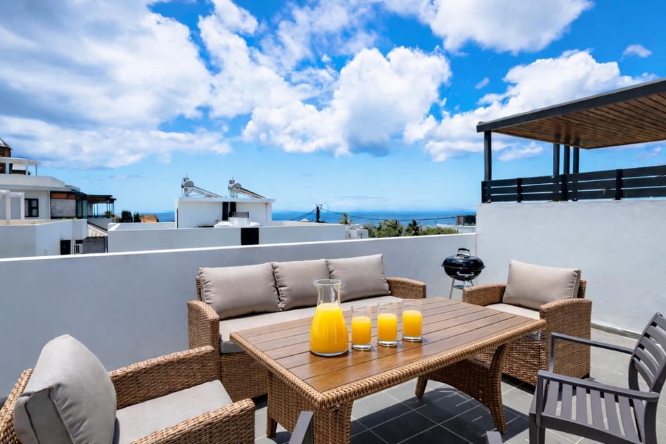 Patio, View (from property/room), Balcony/Terrace, Dining area, Sea view