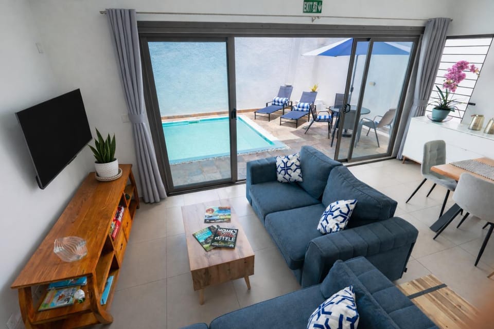 TV and multimedia, Living room, Pool view, sunbed