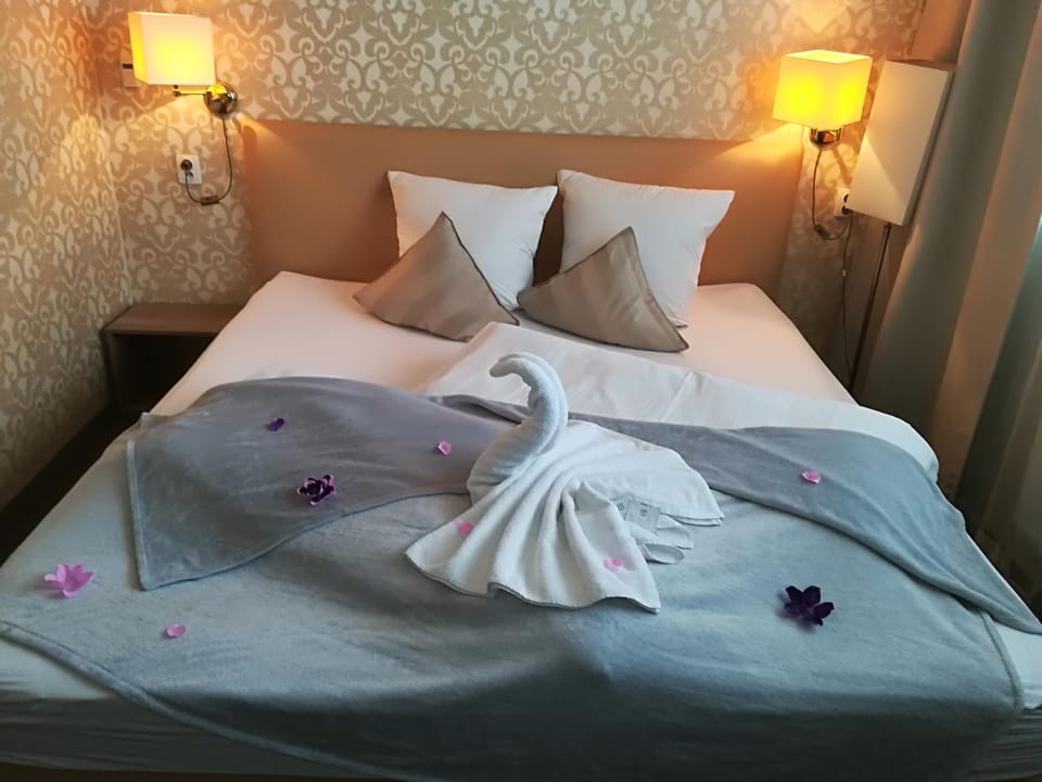 Bed, towels