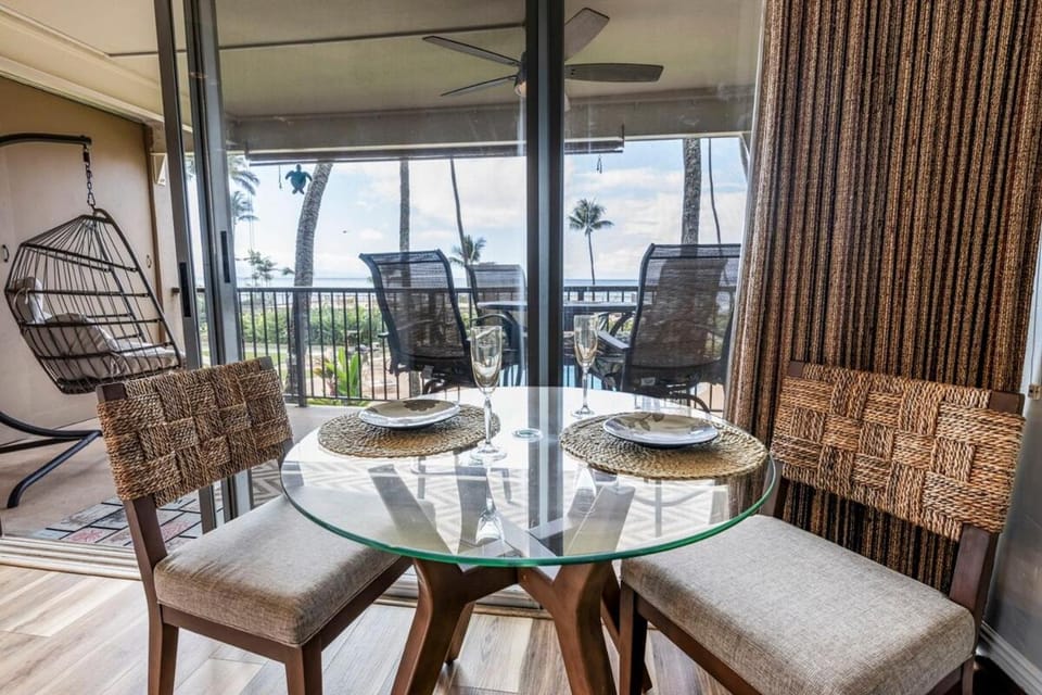 Hale Ono Loa 212-Updated Oceanfront 1 bedroom West Maui condo Apartment in Napili-Honokowai