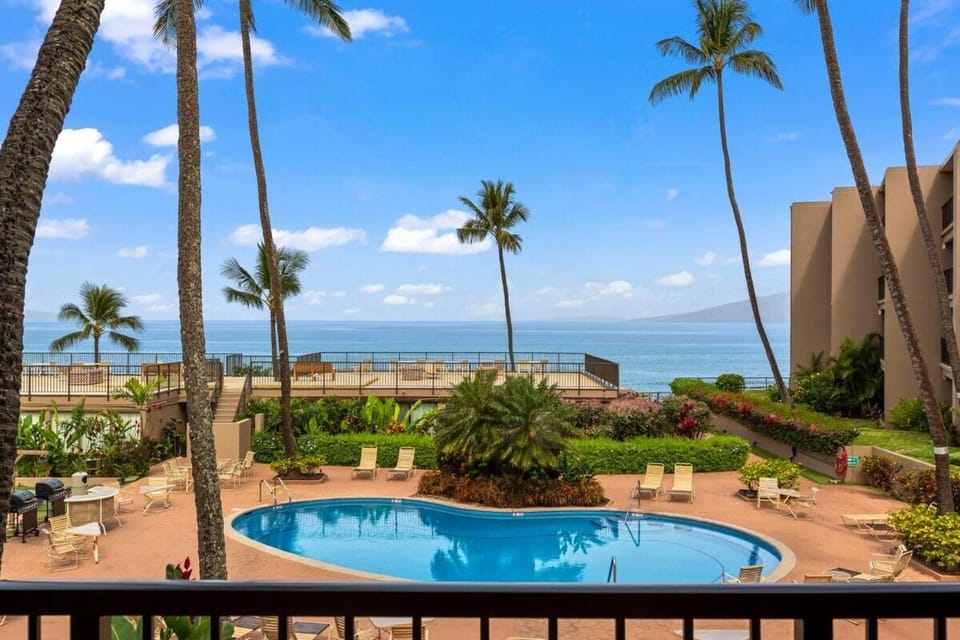 Hale Ono Loa 212-Updated Oceanfront 1 bedroom West Maui condo Apartment in Napili-Honokowai