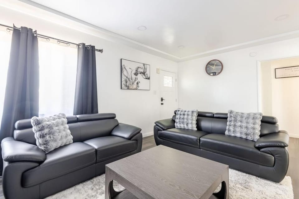 Modern2BR Home SoFi LAX Parking Fast WiFi House in Westmont