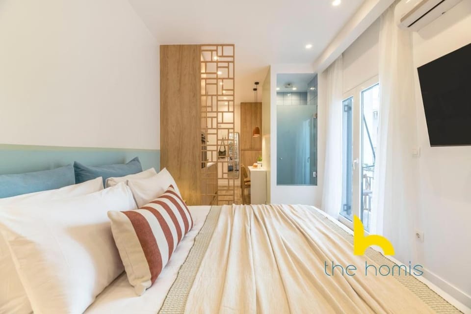 Stylish Love Nest W Balcony in Heart of Koukaki! Apartment in Athens