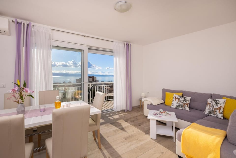 Natural landscape, View (from property/room), Balcony/Terrace, Living room, Seating area, Dining area, Sea view
