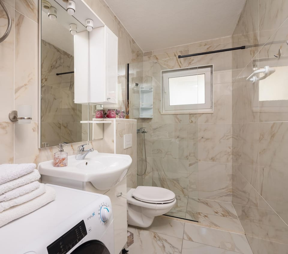 Shower, Toilet, Bathroom, towels