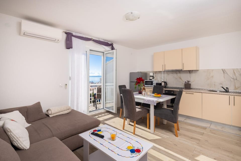 Coffee/tea facilities, Kitchen or kitchenette, Living room, Seating area, Dining area, oven, stove, air conditioner