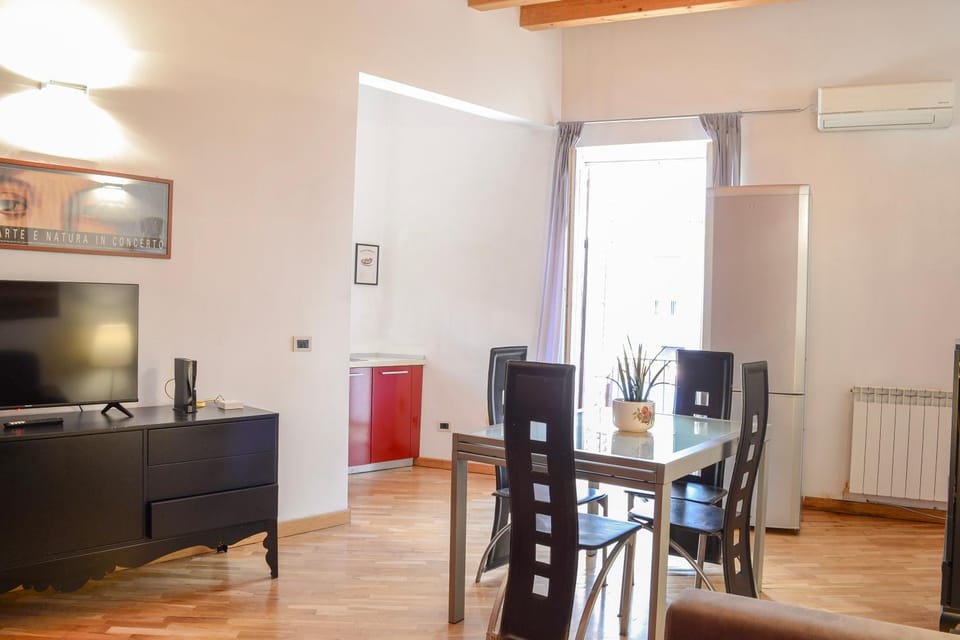 TV and multimedia, Kitchen or kitchenette, Living room, Seating area, Dining area, air conditioner