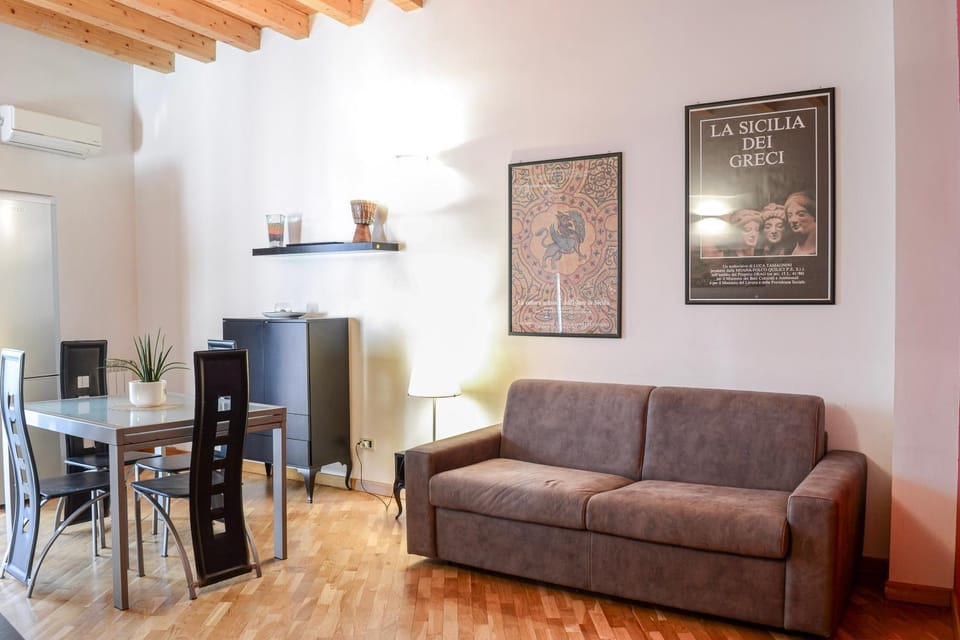 Living room, Seating area, Lunch