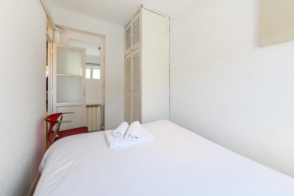 POR183D Amplio piso 2 dormitorios en La Latina - Alquiler temporal Apartment in Madrid