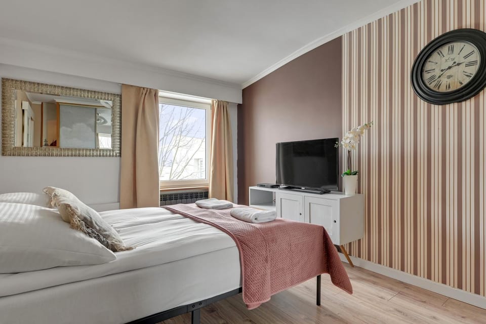 Communal lounge/ TV room, Bed, TV and multimedia, Photo of the whole room, Bedroom, towels