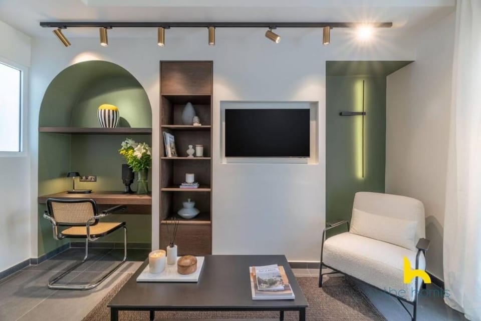Top-Floor Oasis, King-Bed & Whirlpool, Acropolis! Apartment in Athens