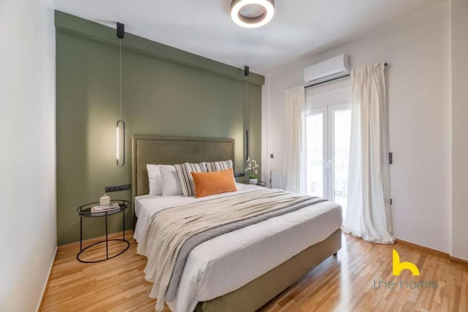 Top-Floor Oasis, King-Bed & Whirlpool, Acropolis! Apartment in Athens