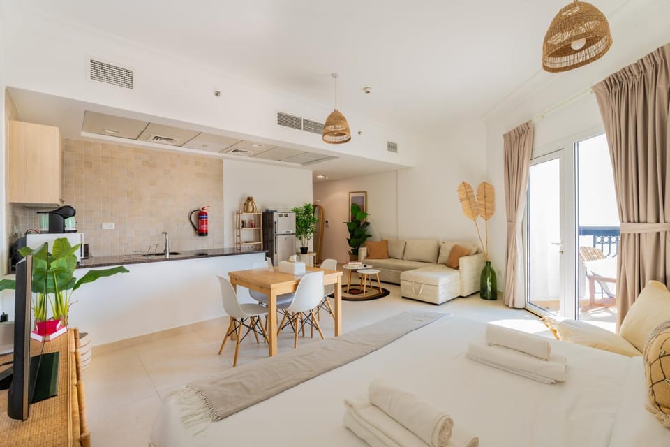 Bed, Kitchen or kitchenette, Living room
