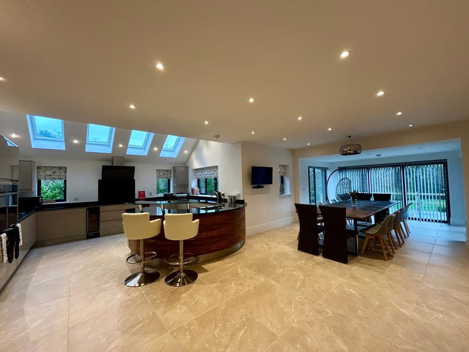 Kitchen or kitchenette, Seating area, Dining area, Evening entertainment