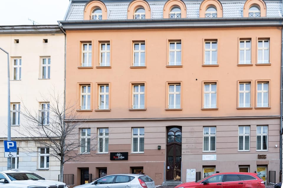 Property building, Neighbourhood, Location