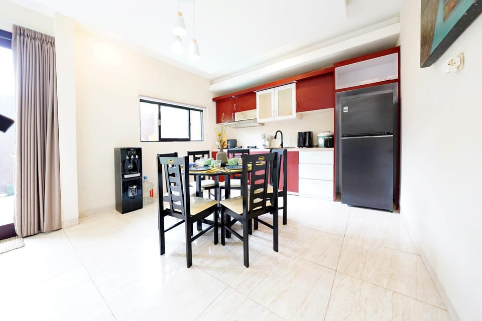 Kitchen or kitchenette, Dining area, Dinner, microwave, kitchen