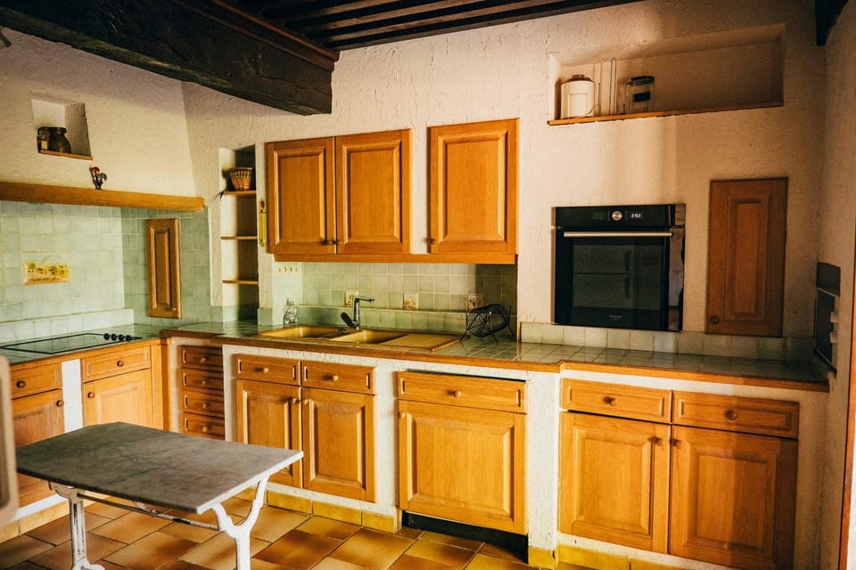 Kitchen or kitchenette, dishwasher, stove