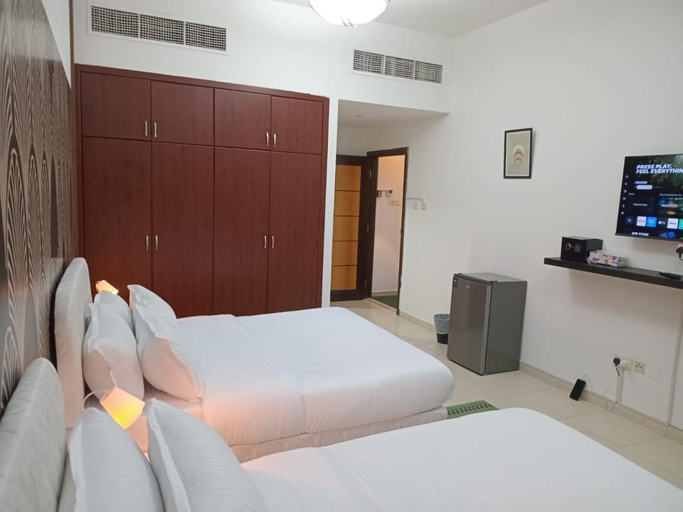 Bed, TV and multimedia, Bedroom
