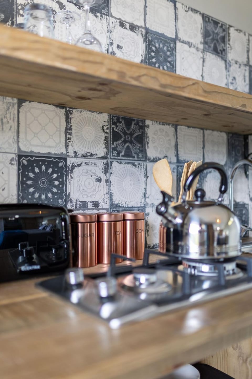 Coffee/tea facilities, Kitchen or kitchenette, stove