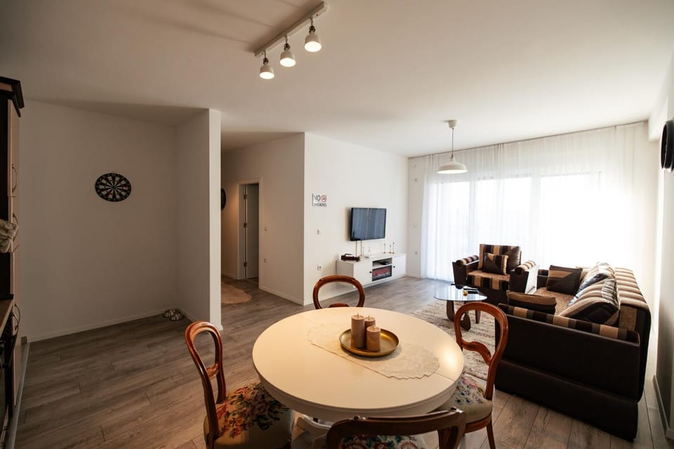 Communal lounge/ TV room, TV and multimedia, Living room, Seating area, Dining area, Evening entertainment