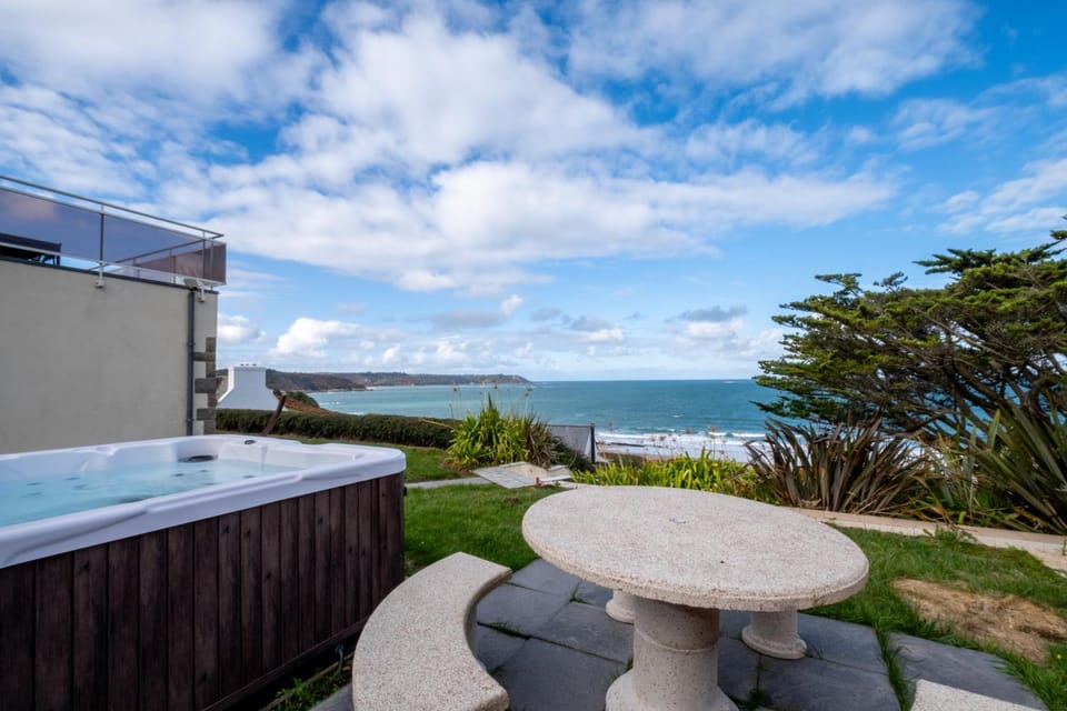 Garden, Spa and wellness centre/facilities, Sea view