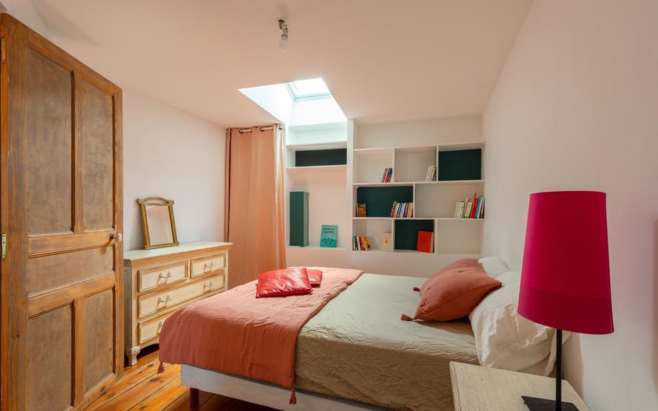 Bed, Photo of the whole room, Bedroom, storage