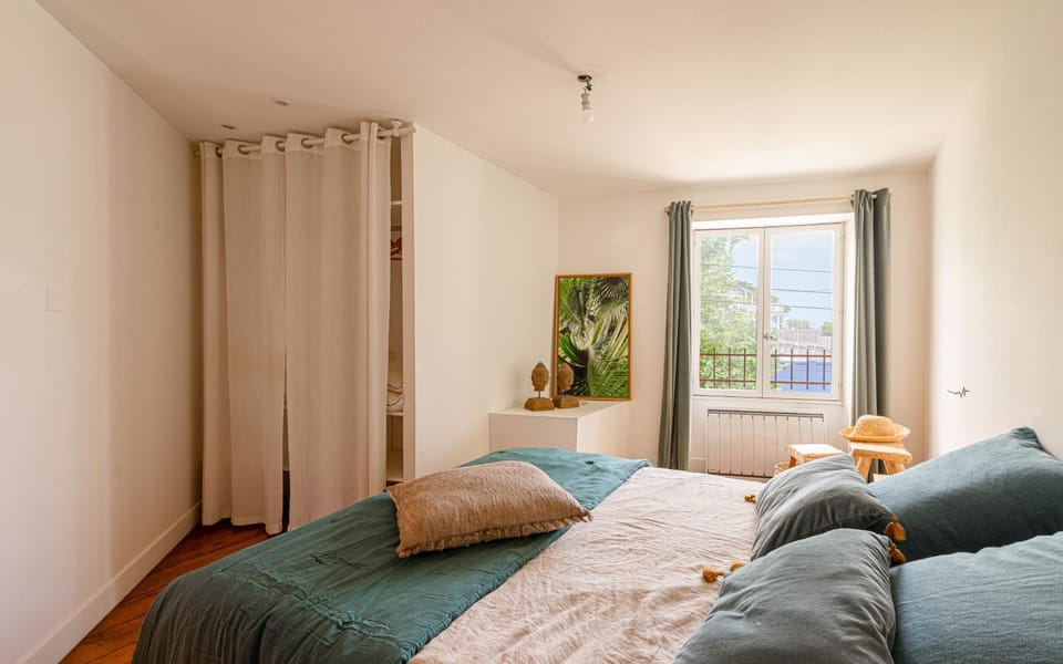 Photo of the whole room, Bedroom, storage