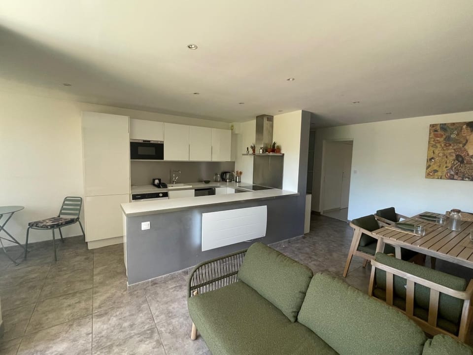 Dining area, kitchen