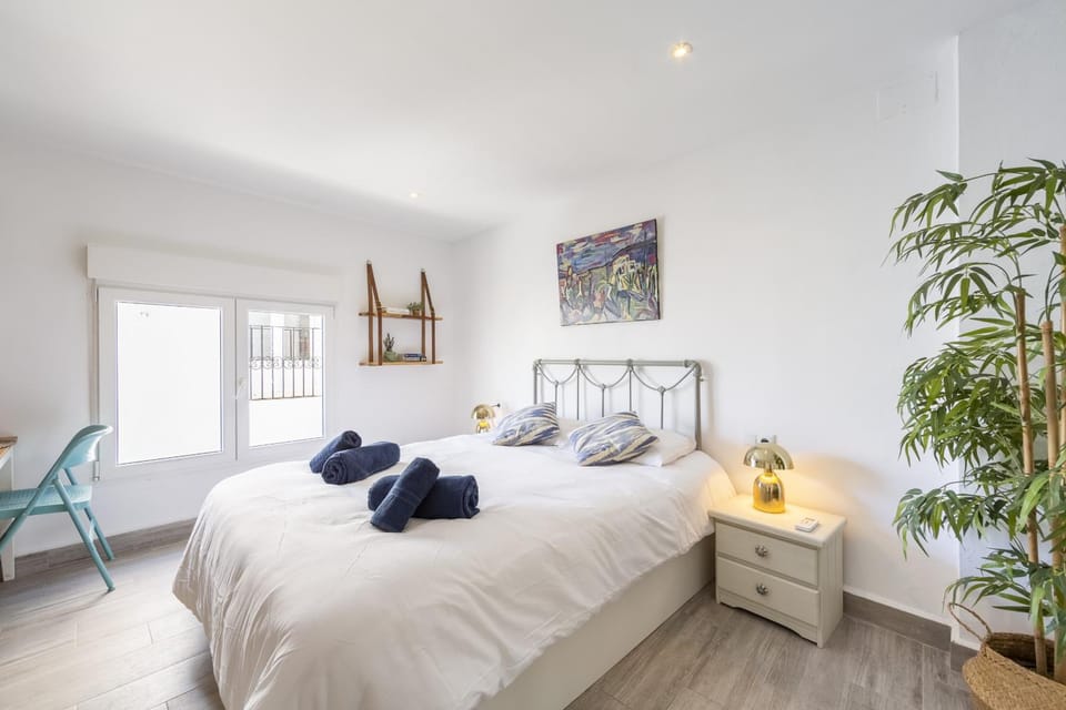 Bed, Photo of the whole room, Dining area, Bedroom, towels