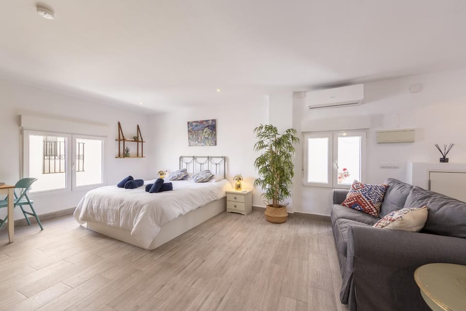 Bed, Living room, Photo of the whole room, Dining area, Bedroom, towels, air conditioner