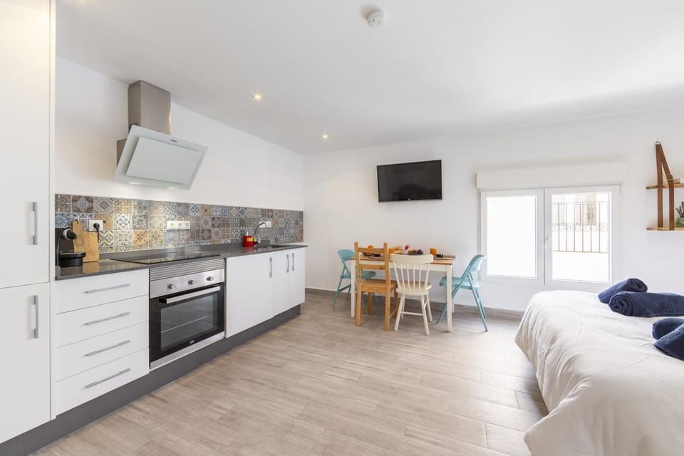 TV and multimedia, Kitchen or kitchenette, Living room, Photo of the whole room, Dining area, Bedroom, oven, stove