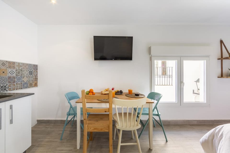 Bed, TV and multimedia, Kitchen or kitchenette, Living room, Photo of the whole room, Dining area, Bedroom