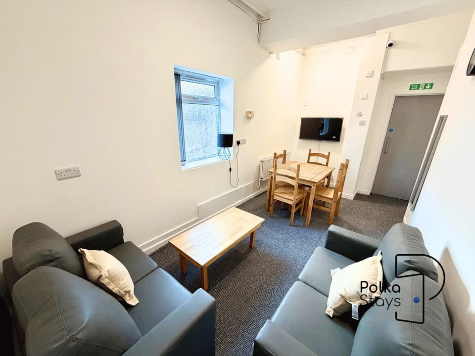 Communal lounge/ TV room, TV and multimedia, Living room, Seating area, Dining area, Evening entertainment