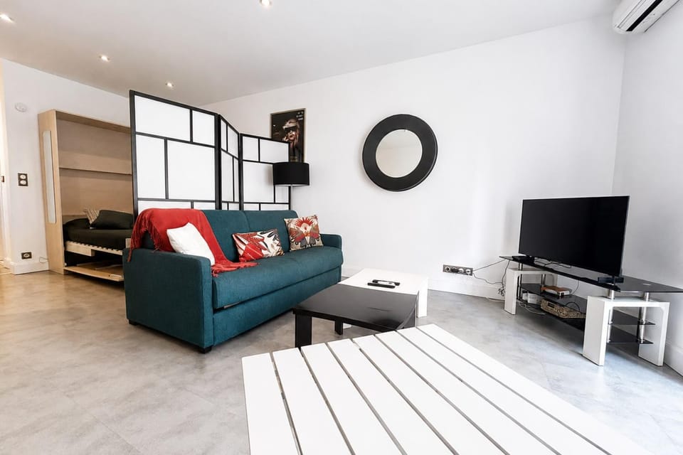 Large studio just 6 minutes away from the Palais and the Croisette Apartment in Cannes