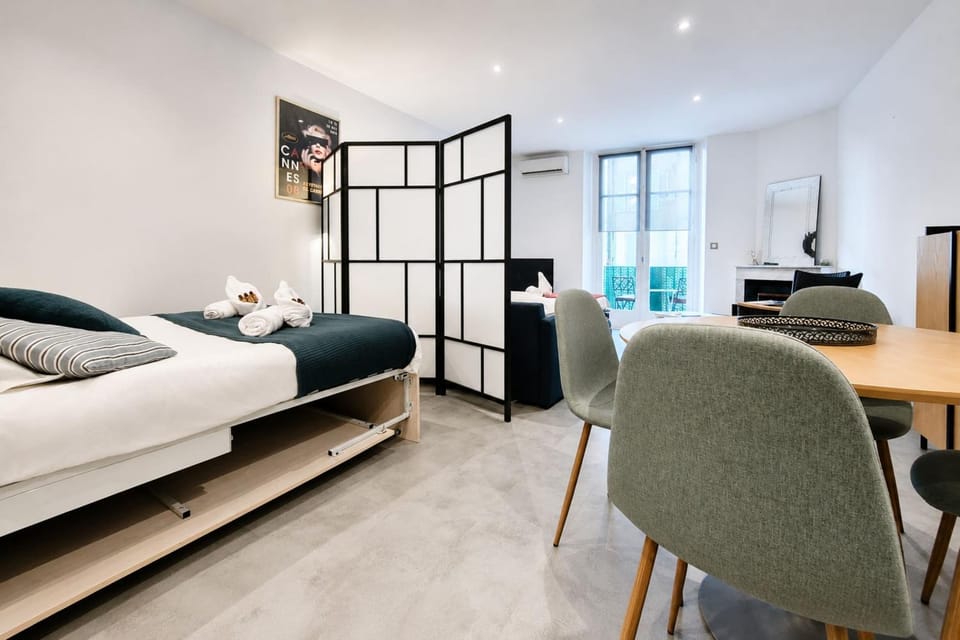 Large studio just 6 minutes away from the Palais and the Croisette Apartment in Cannes