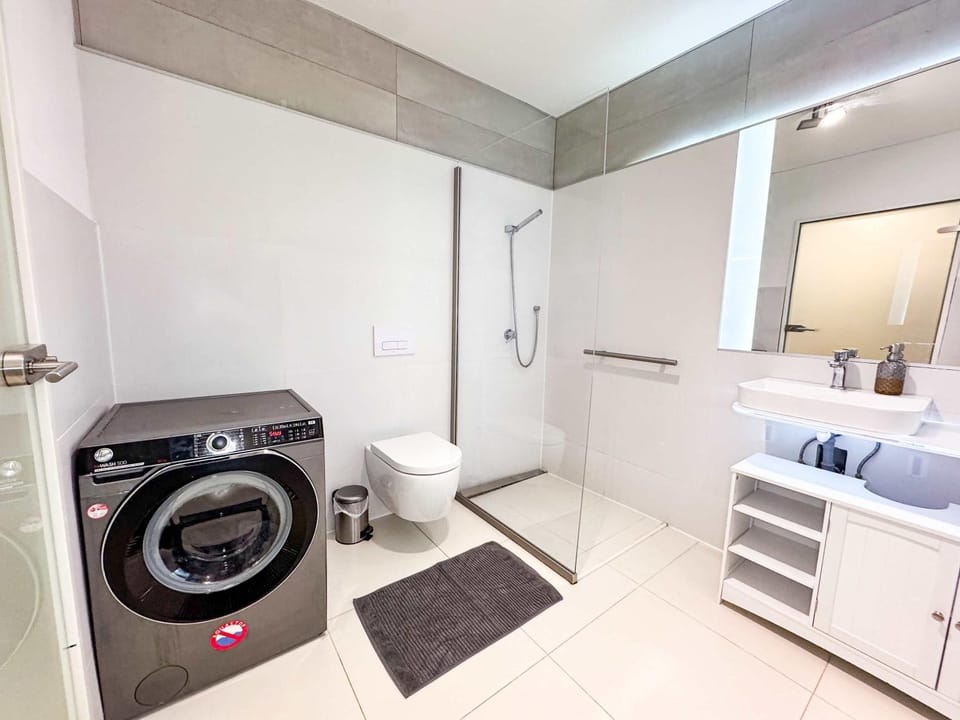 Bathroom, Photo of the whole room, towels, washing machine