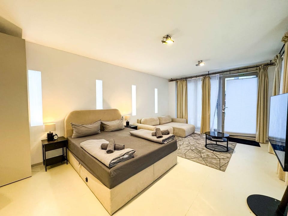 Bed, TV and multimedia, Living room, towels